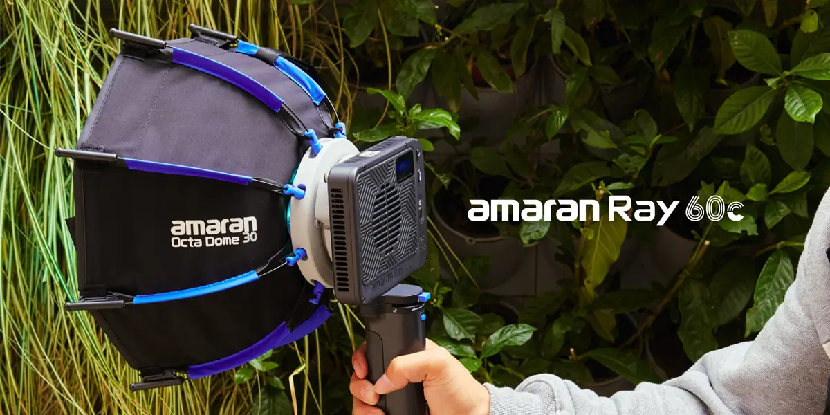 Amaran Ray 60c з октадомом Octa Dome 30 в руках оператора на тлі зелені